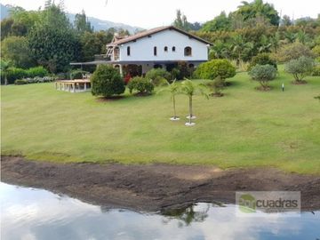 Casa finca a borde de embalse la Fé en el Retiro