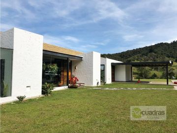 Casa finca de 450 m² en Pontezuela en unidad cerrada