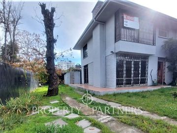 Cómoda y amplia casa de 2 pisos, ideal para remodelar, a minutos del metro Hernando de Magallanes