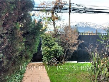 Cómoda y amplia casa de 2 pisos, ideal para remodelar, a minutos del metro Hernando de Magallanes