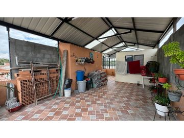 Casa de dos pisos más terraza en venta / permuta Chapinero Sur Palmira