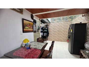 Casa de dos pisos más terraza en venta / permuta Chapinero Sur Palmira