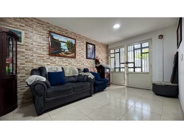 Casa de dos pisos más terraza en venta / permuta Chapinero Sur Palmira