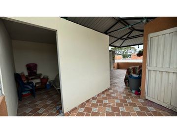 Casa de dos pisos más terraza en venta / permuta Chapinero Sur Palmira