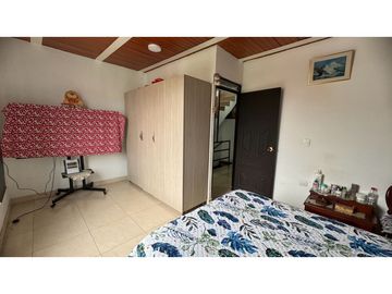Casa de dos pisos más terraza en venta / permuta Chapinero Sur Palmira
