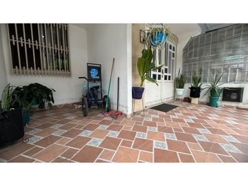 Casa de dos pisos más terraza en venta / permuta Chapinero Sur Palmira