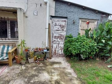 Casa PH en venta en Bernal Oeste