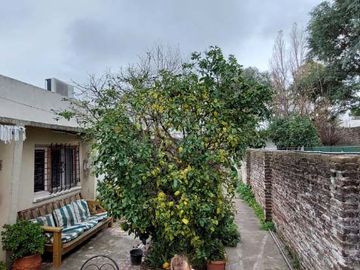 Casa PH en venta en Bernal Oeste