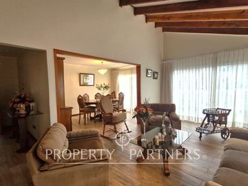 Venta casa en Bosques de Montemar, amplia, segura y bien conectada.