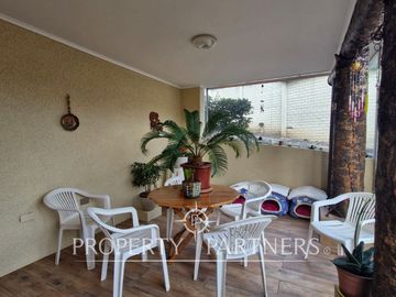 Venta casa en Bosques de Montemar, amplia, segura y bien conectada.