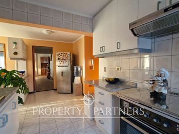Venta casa en Bosques de Montemar, amplia, segura y bien conectada.