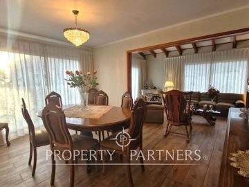 Venta casa en Bosques de Montemar, amplia, segura y bien conectada.