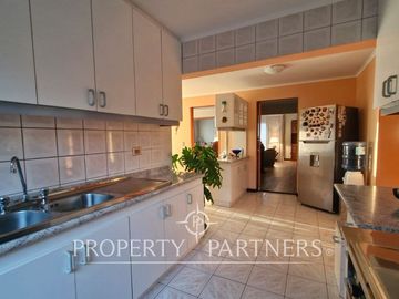 Venta casa en Bosques de Montemar, amplia, segura y bien conectada.