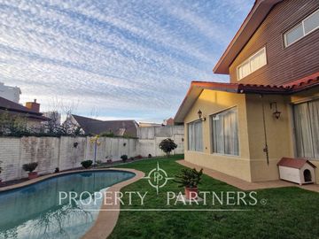 Venta casa en Bosques de Montemar, amplia, segura y bien conectada.