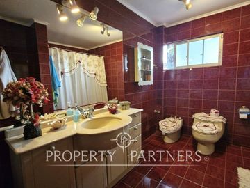 Venta casa en Bosques de Montemar, amplia, segura y bien conectada.