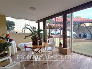 Venta casa en Bosques de Montemar, amplia, segura y bien conectada.