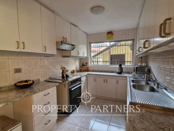 Venta casa en Bosques de Montemar, amplia, segura y bien conectada.