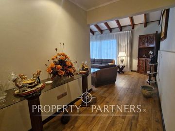 Venta casa en Bosques de Montemar, amplia, segura y bien conectada.
