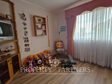 Venta casa en Bosques de Montemar, amplia, segura y bien conectada.