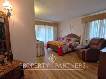 Venta casa en Bosques de Montemar, amplia, segura y bien conectada.