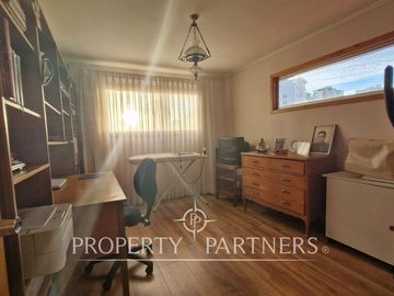 Venta casa en Bosques de Montemar, amplia, segura y bien conectada.