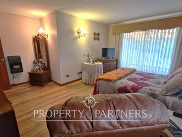 Venta casa en Bosques de Montemar, amplia, segura y bien conectada.