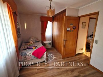 Venta casa en Bosques de Montemar, amplia, segura y bien conectada.