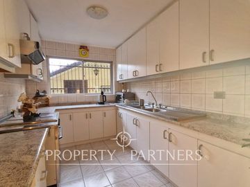 Venta casa en Bosques de Montemar, amplia, segura y bien conectada.