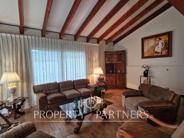 Venta casa en Bosques de Montemar, amplia, segura y bien conectada.