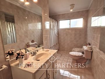 Venta casa en Bosques de Montemar, amplia, segura y bien conectada.