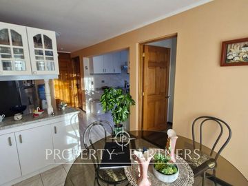 Venta casa en Bosques de Montemar, amplia, segura y bien conectada.