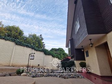 Venta casa en Bosques de Montemar, amplia, segura y bien conectada.