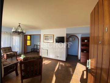 DEPARTAMENTO DE 3 AMBIENTES CON COCHERA DOBLE, TODOS LOS SERVICIOS