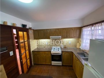 DEPARTAMENTO DE 3 AMBIENTES CON COCHERA DOBLE, TODOS LOS SERVICIOS