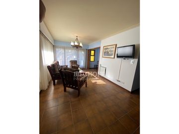 DEPARTAMENTO DE 3 AMBIENTES CON COCHERA DOBLE, TODOS LOS SERVICIOS
