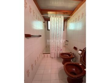 DEPARTAMENTO DE 3 AMBIENTES CON COCHERA DOBLE, TODOS LOS SERVICIOS