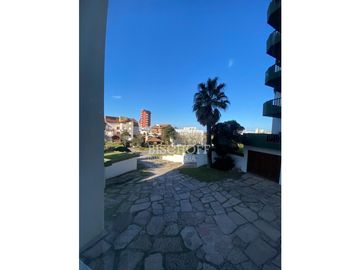 DEPARTAMENTO DE 3 AMBIENTES CON COCHERA DOBLE, TODOS LOS SERVICIOS