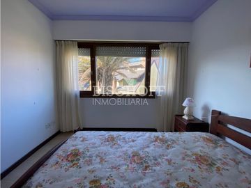 DEPARTAMENTO DE 3 AMBIENTES CON COCHERA DOBLE, TODOS LOS SERVICIOS