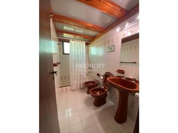 DEPARTAMENTO DE 3 AMBIENTES CON COCHERA DOBLE, TODOS LOS SERVICIOS