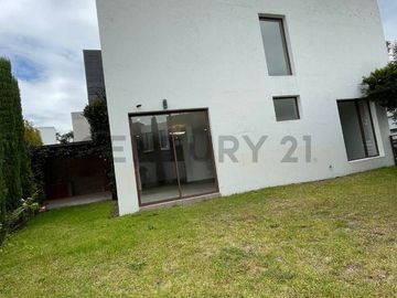 En venta casa con patio. Sector Tumbaco. El Arenal