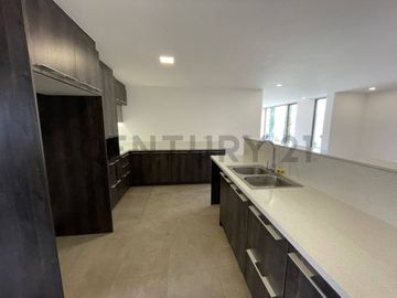 En venta casa con patio. Sector Tumbaco. El Arenal
