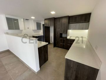 En venta casa con patio. Sector Tumbaco. El Arenal