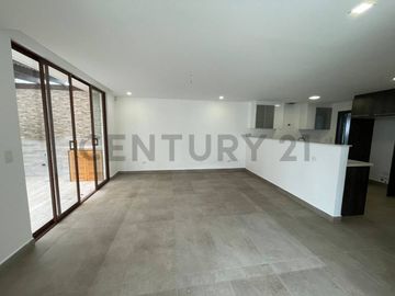 En venta casa con patio. Sector Tumbaco. El Arenal