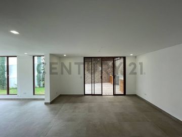 En venta casa con patio. Sector Tumbaco. El Arenal