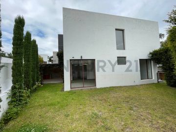 En venta casa con patio. Sector Tumbaco. El Arenal