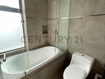 En venta casa con patio. Sector Tumbaco. El Arenal