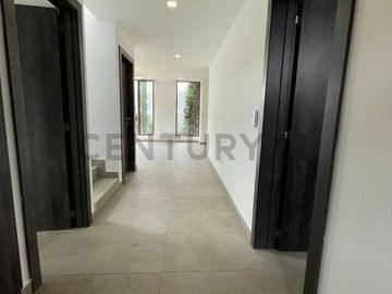 En venta casa con patio. Sector Tumbaco. El Arenal