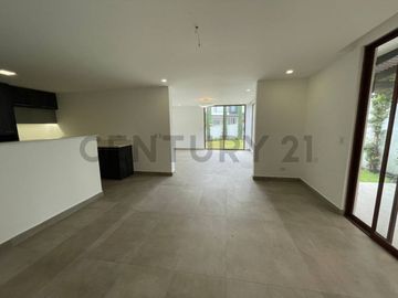 En venta casa con patio. Sector Tumbaco. El Arenal