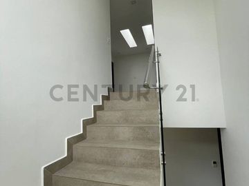 En venta casa con patio. Sector Tumbaco. El Arenal