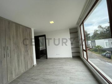 En venta casa con patio. Sector Tumbaco. El Arenal